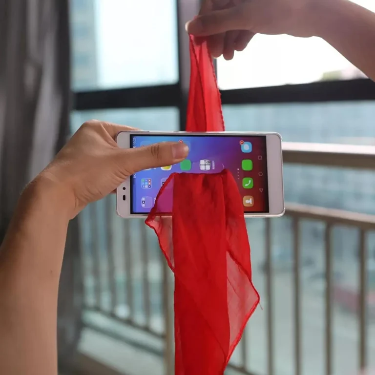 Tour de magie foulard à travers le téléphone 3