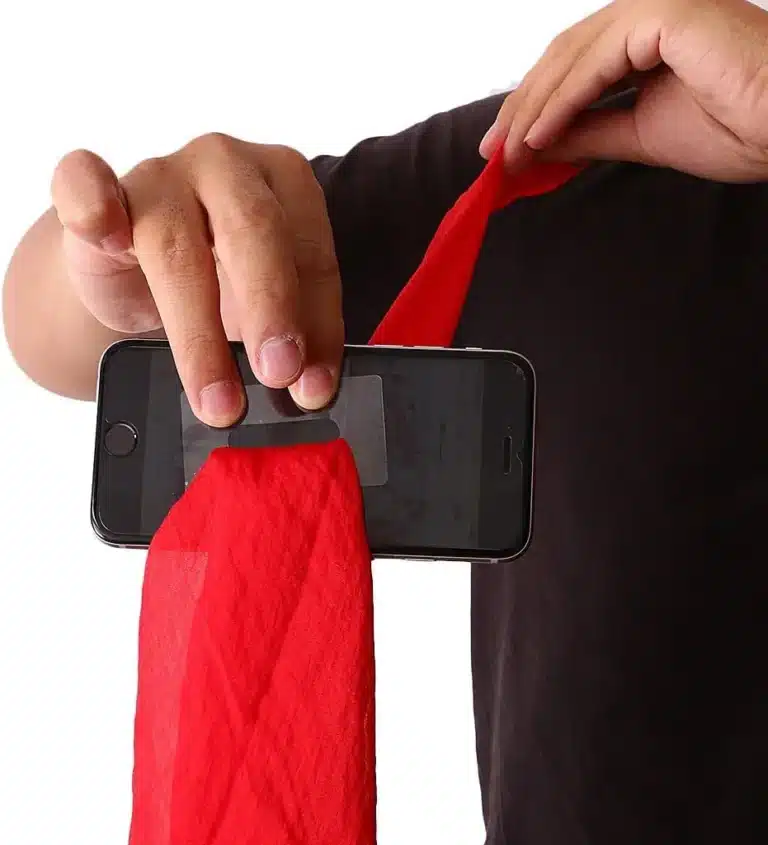 Tour de magie foulard à travers le téléphone 4