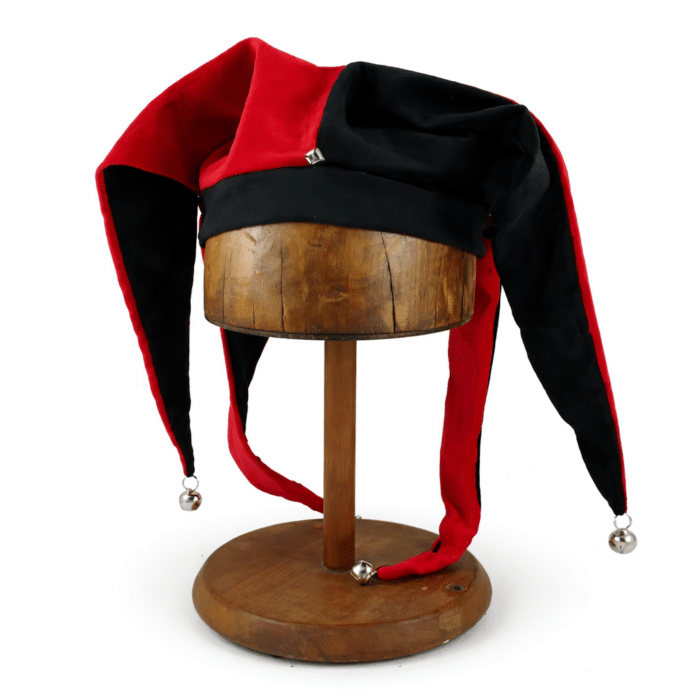 Chapeau de bouffon sur socle en bois