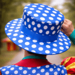 Chapeau de clown à pois bleus