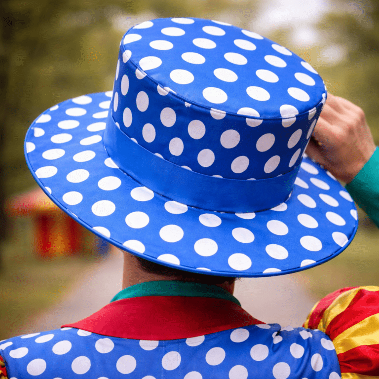 Chapeau de clown à pois bleus