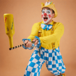 Clown équilibrant une bouteille jaune