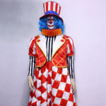 Costume de clown coloré sur mannequin (1)