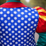 Veste à pois et manches colorées